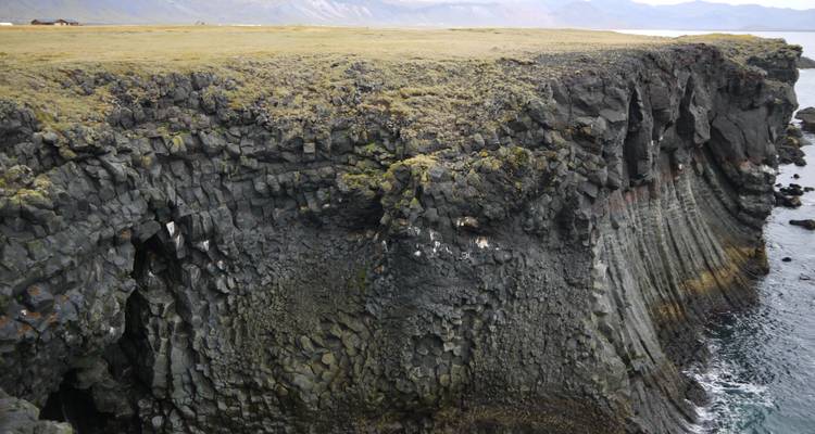 Acantilado con columnas de basalto junto al mar.
