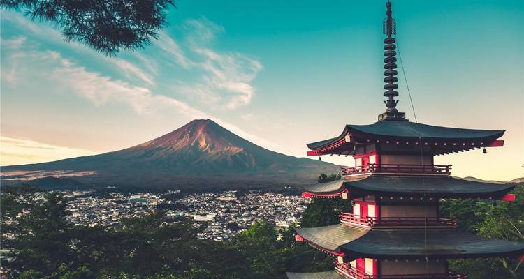 Fünfstöckige Chureito-Pagode vor majestätischem Berg Fuji in der goldenen Stunde