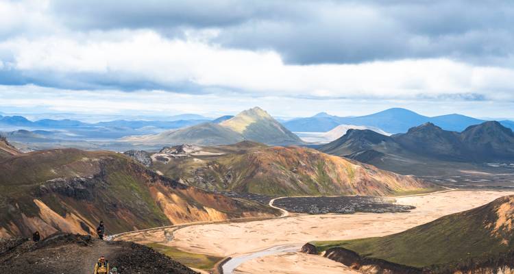Vue panoramique d'un paysage volcanique avec des plaines fluviales.