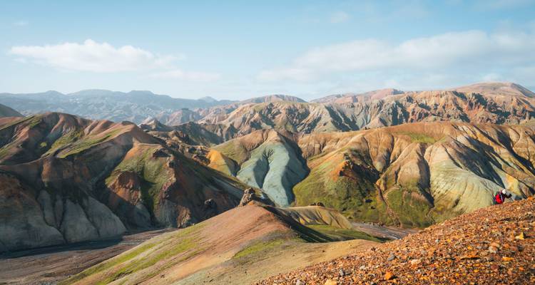 Montagnes de rhyolite colorées avec de vastes vues panoramiques.