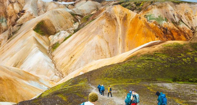 Les randonneurs serpentent à travers des formations de rhyolite aux couleurs vives.