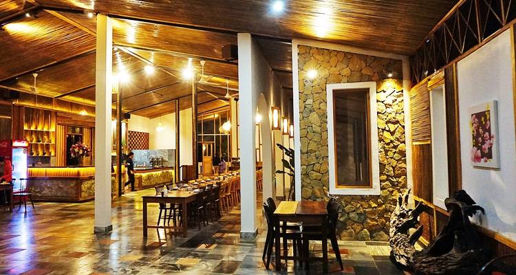 Interior rústico de un restaurante con muebles de madera.