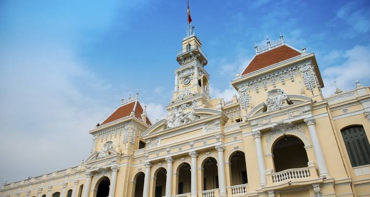 Hôtel de ville historique avec une architecture ornée et un ciel bleu.