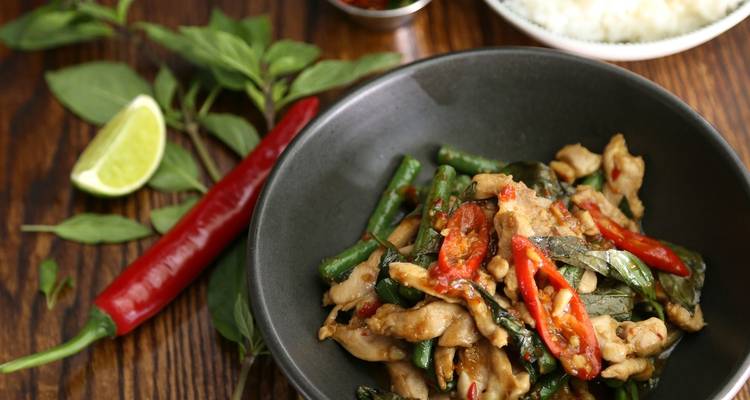 Plat au poulet, piment et basilic.