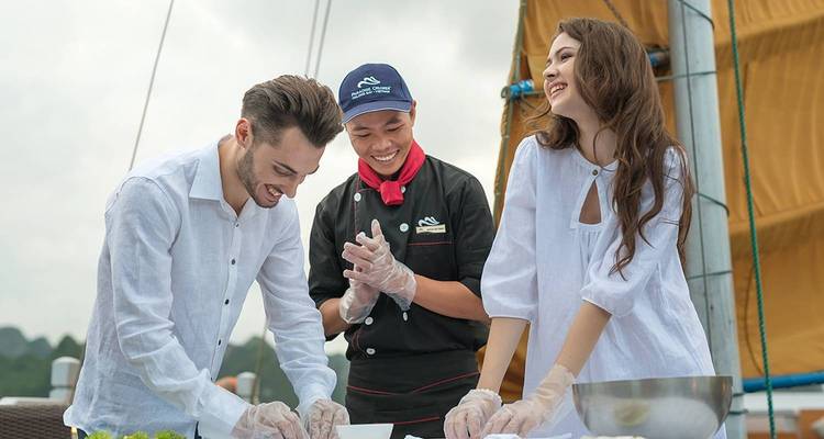 Des gens qui profitent d'un cours de cuisine sur un bateau.