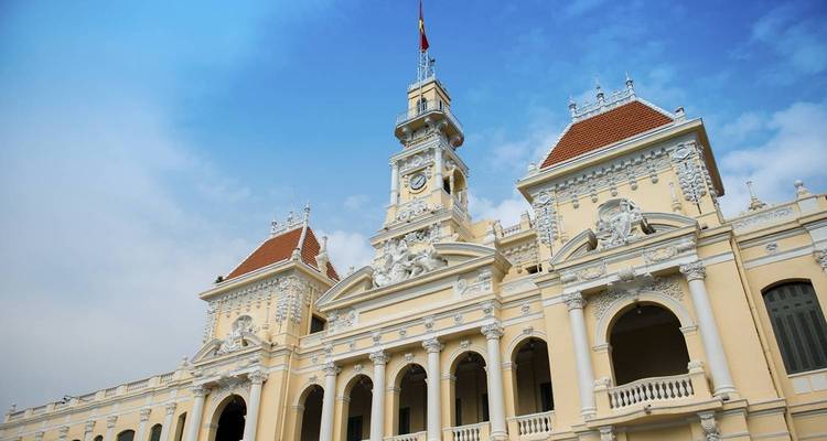Le bâtiment de l'Hôtel de Ville de Hô Chi Minh-Ville contre un ciel bleu.