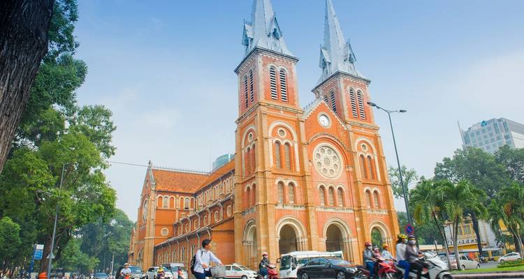 Notre-Dame Kathedraal Basiliek van Saigon met drukke straten.