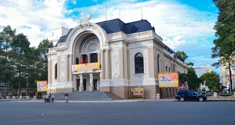 Een aanzicht van het Opera House van Ho Chi Minh Stad, een historisch gebouw met klassieke architectuur.