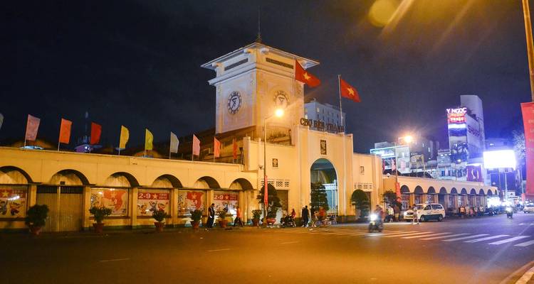 Een nachtelijk uitzicht op de Ben Thanh-markt in Ho Chi Minh-stad, herkenbaar aan de klokkentoren.