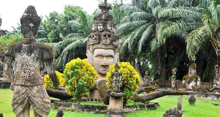 Parque de Buda con varias estatuas rodeadas de vegetación.
