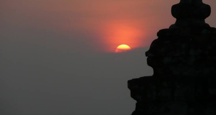 Silueta de una estructura con una puesta de sol.