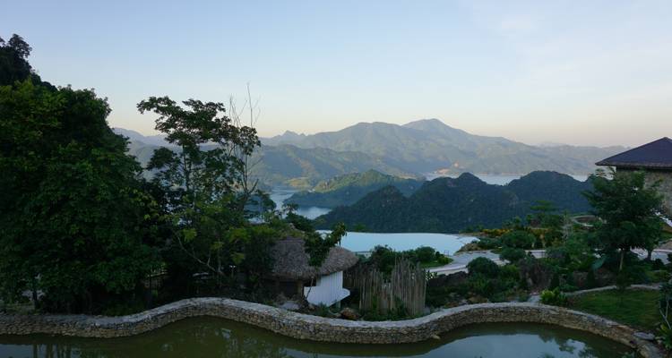 Vue panoramique de montagnes et d'eau avec une végétation luxuriante.