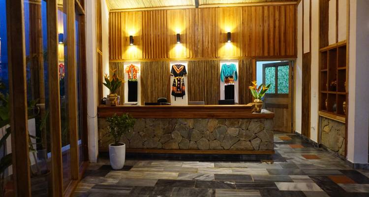 Zone de réception d'un hôtel avec décor en bois.