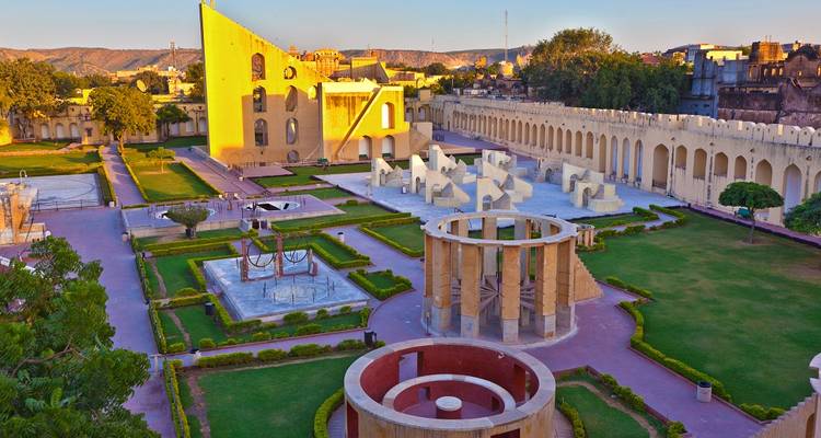 Instruments astronomiques de Jantar Mantar avec jardins.