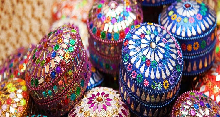 Boîtes décoratives colorées avec des motifs complexes.