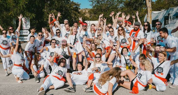 Photo de groupe joyeuse avec tenues de festival.