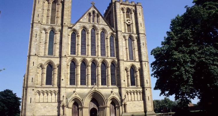 Cathédrale de Ripon, un grand bâtiment gothique sous un ciel bleu