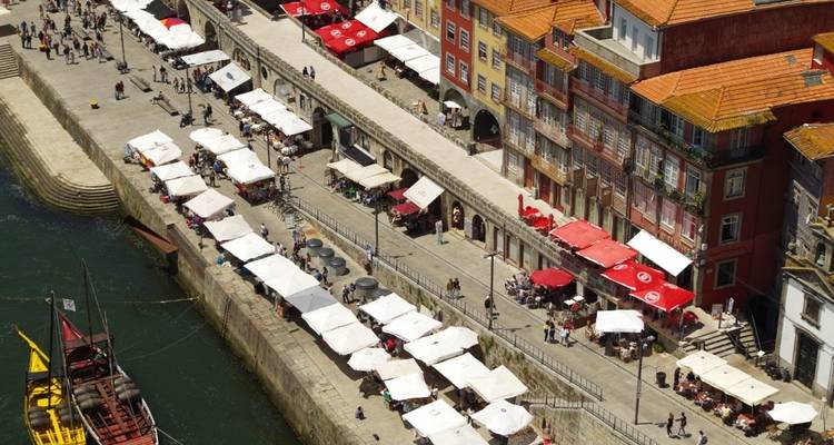 Ribera bordeada de cafés y edificios coloridos