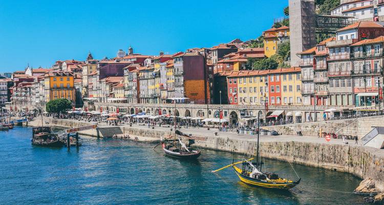 Los coloridos edificios ribereños y las barcas tradicionales adornan la orilla del Ribeira en Oporto.