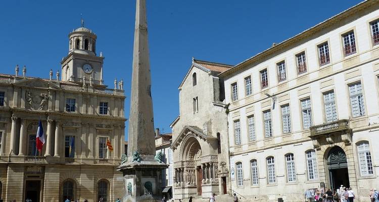 Place historique française avec obélisque.