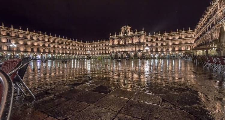 Plaza mayor de Salamanca de noche con edificios iluminados.
