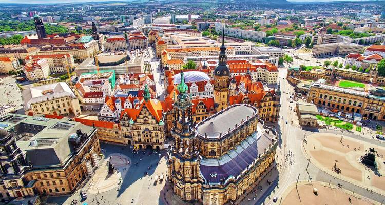 Vista aérea de una plaza histórica con edificios coloridos.