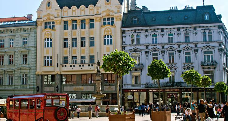 Plaza de Bratislava con bulliciosa actividad y edificios históricos.