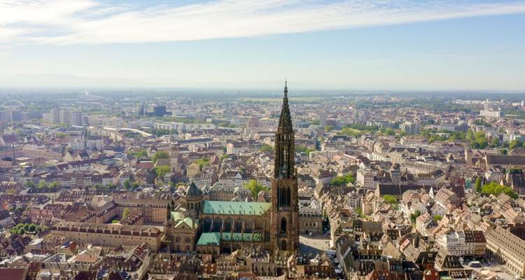 Vista aérea de la Catedral de Estrasburgo en una ciudad.