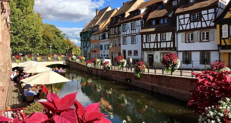 Casas encantadoras junto a un canal con flores.
