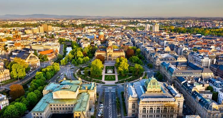 Vista panorámica de una ciudad con parques y edificios históricos.