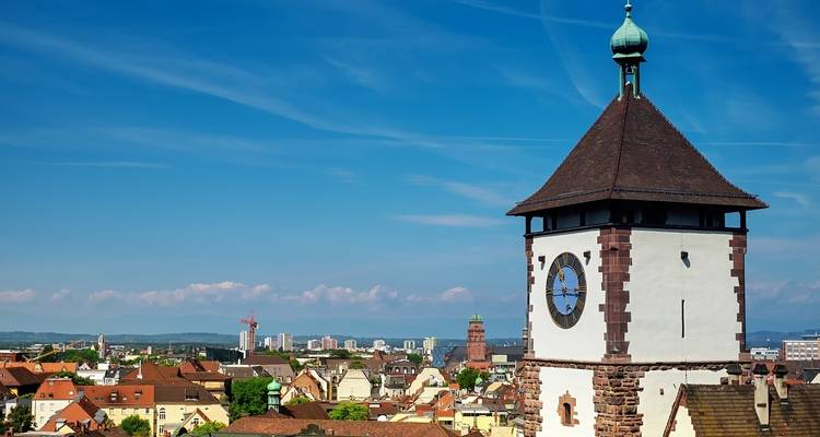 Vista de una torre de reloj histórica y paisaje urbano.