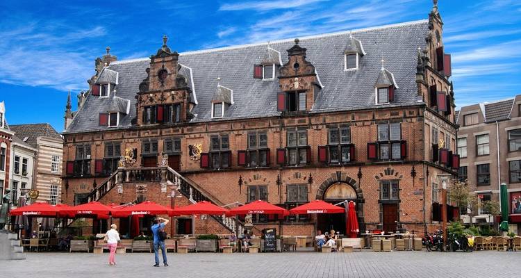 Edificio histórico con área de asientos al aire libre.