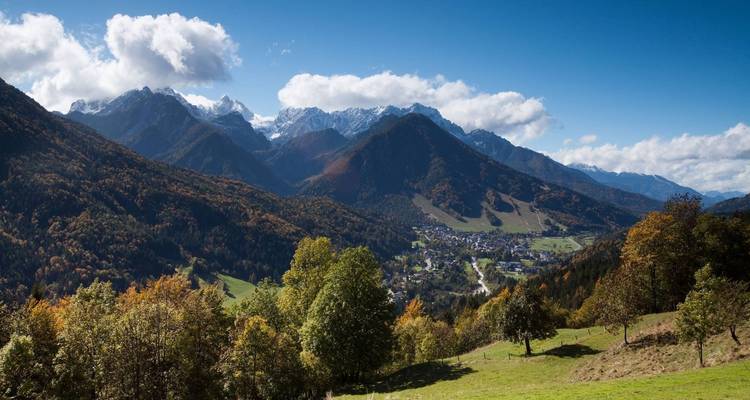 Vue panoramique d'une vallée et des montagnes à Kranjska Gora.