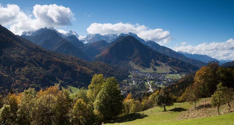 Vista panorámica de un valle con montañas y un pueblo.