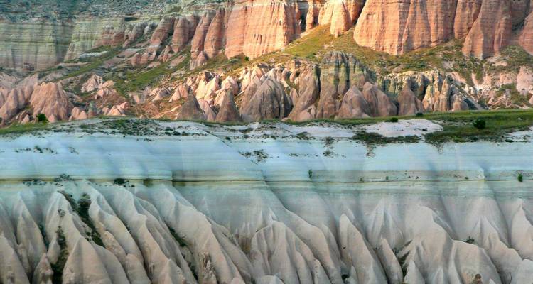 Los acantilados en capas y los sedimentos rayados muestran las formaciones geológicas únicas de Capadocia.