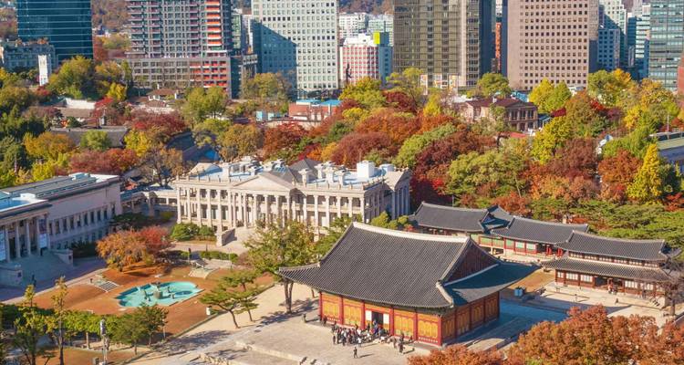 Vue aérienne du palais de Changdeokgung avec l'horizon moderne de Séoul.