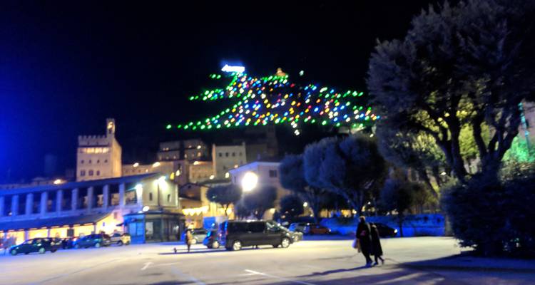 Ein Hügel, der mit bunten Lichtern beleuchtet ist, bei Nacht gesehen.