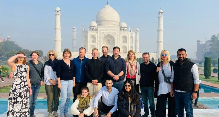 Foto grupal frente al Taj Mahal.