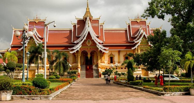 Bâtiment gouvernemental ou historique orné, à l'architecture et aux jardins élaborés.