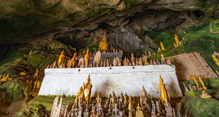 Statues de Bouddha dans une grotte aux grottes de Pak Ou.