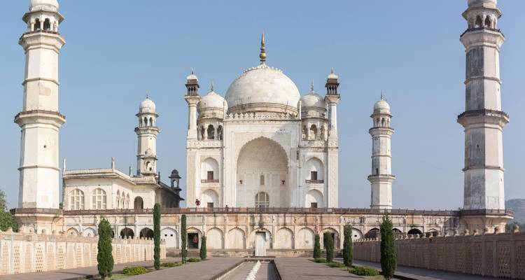 Monumento que se asemeja al Taj Mahal con cuatro minaretes bajo un cielo despejado.