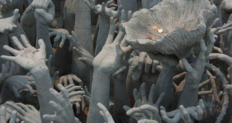Colección de escultura de manos extendidas con monedas.