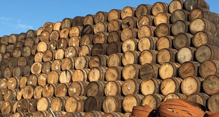 Pila de barriles de madera.