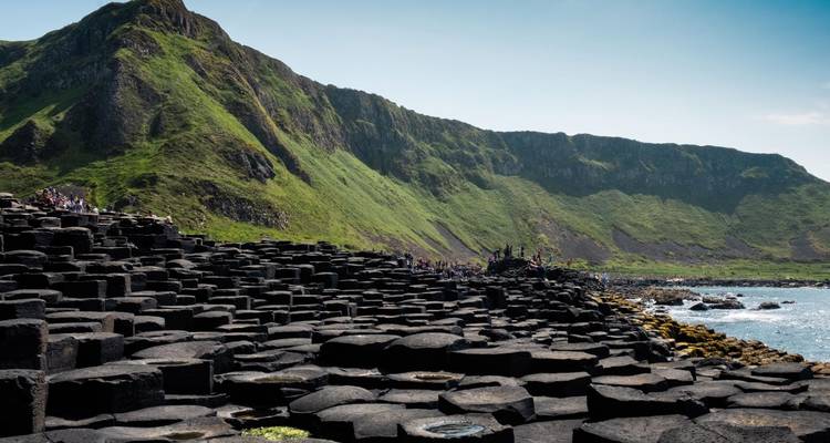 Les colonnes de basalte hexagonales de la Chaussée des Géants s'élèvent aux côtés de la côte irlandaise accidentée.