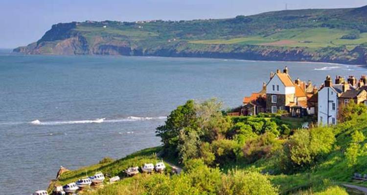 Pueblo costero tranquilo de Robin Hood's Bay con casitas que dan al Mar del Norte.