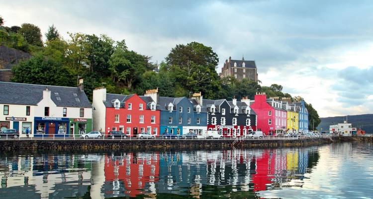 Les maisons colorées du front de mer de Tobermory se reflètent parfaitement dans les eaux calmes du port.