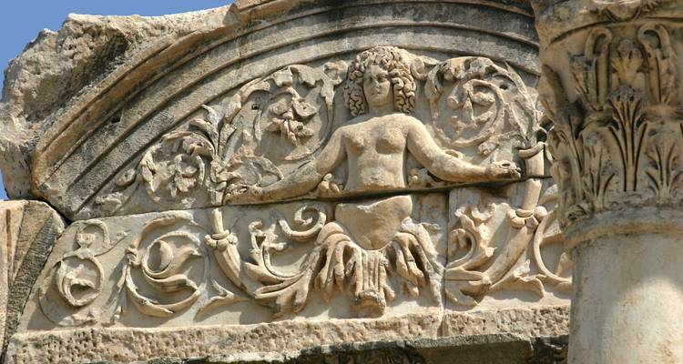 Eine detaillierte Ansicht einer Steinmetzarbeit, die eine mythologische Szene darstellt.