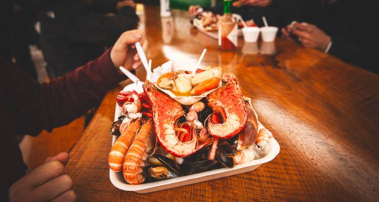 Plateau de fruits de mer sur une table en bois.
