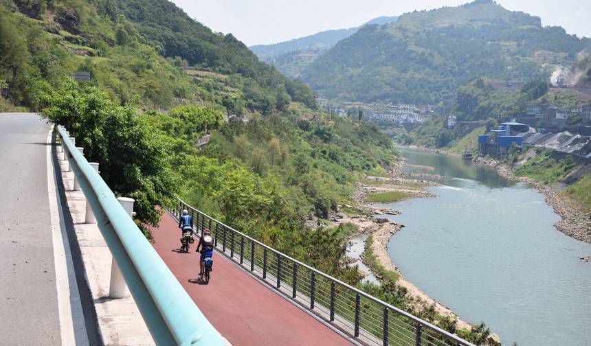 14日間のサイクリング 成都から貴陽へ：パンダ、恐竜、高級酒、そして古鎮を巡る旅 — 1