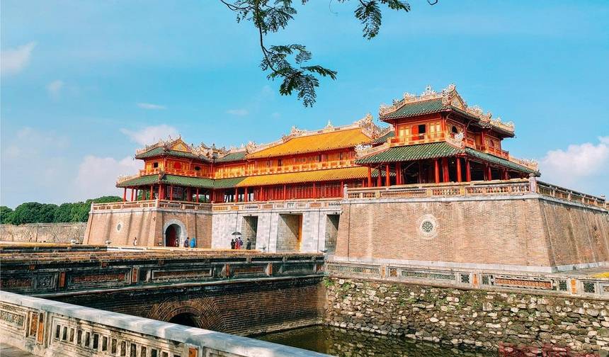 Vietnam at a Glance – 10 Days — 1